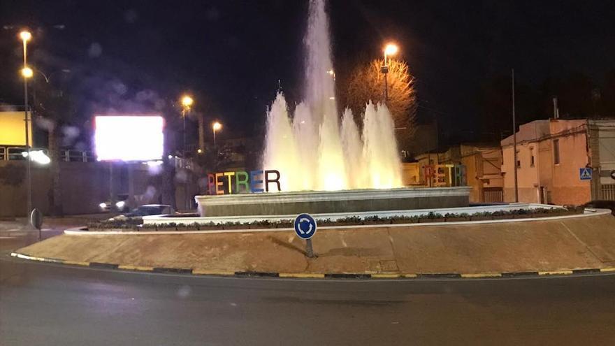 Los colores azul y amarillo de la bandera de Ucrania iluminan los accesos a Petrer.