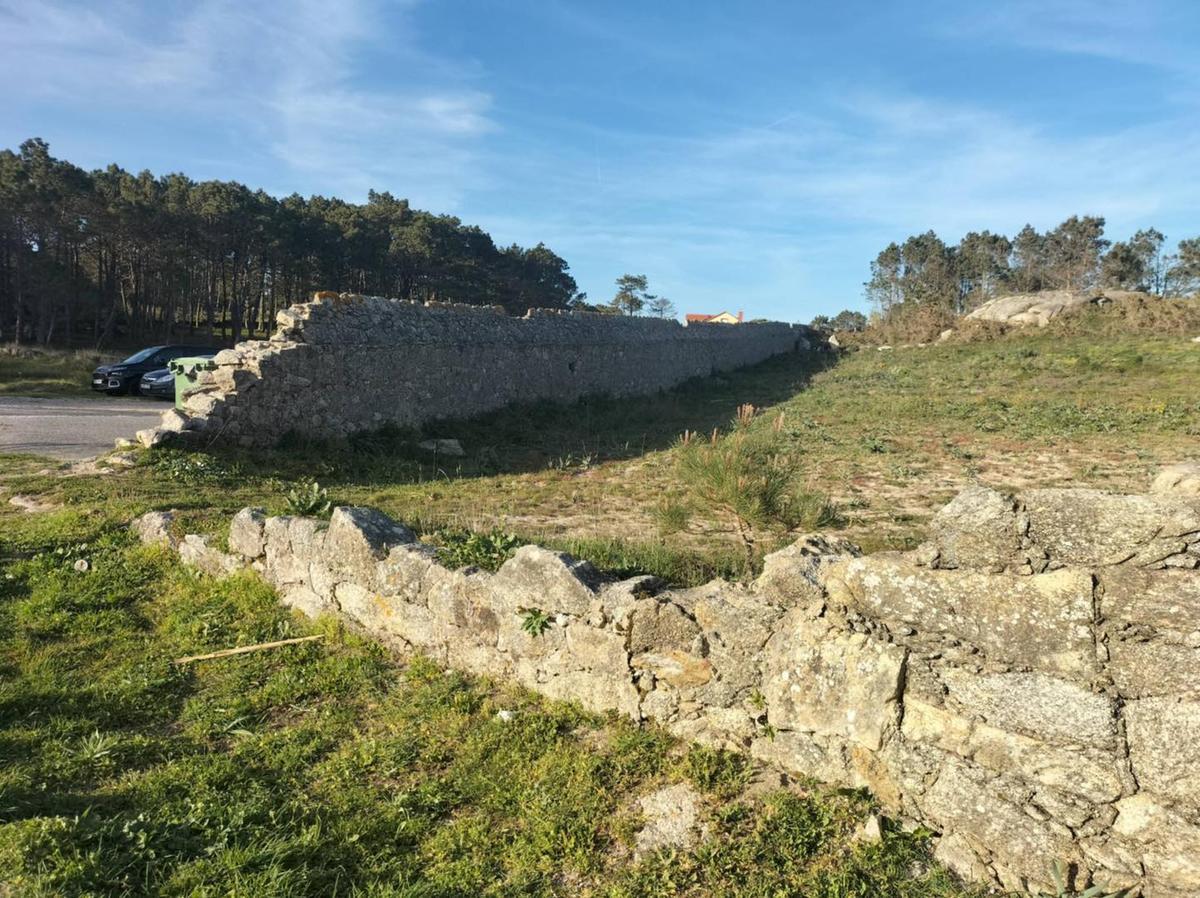 Uno de los tramos perdidos de la centenaria muralla de Aguiño.