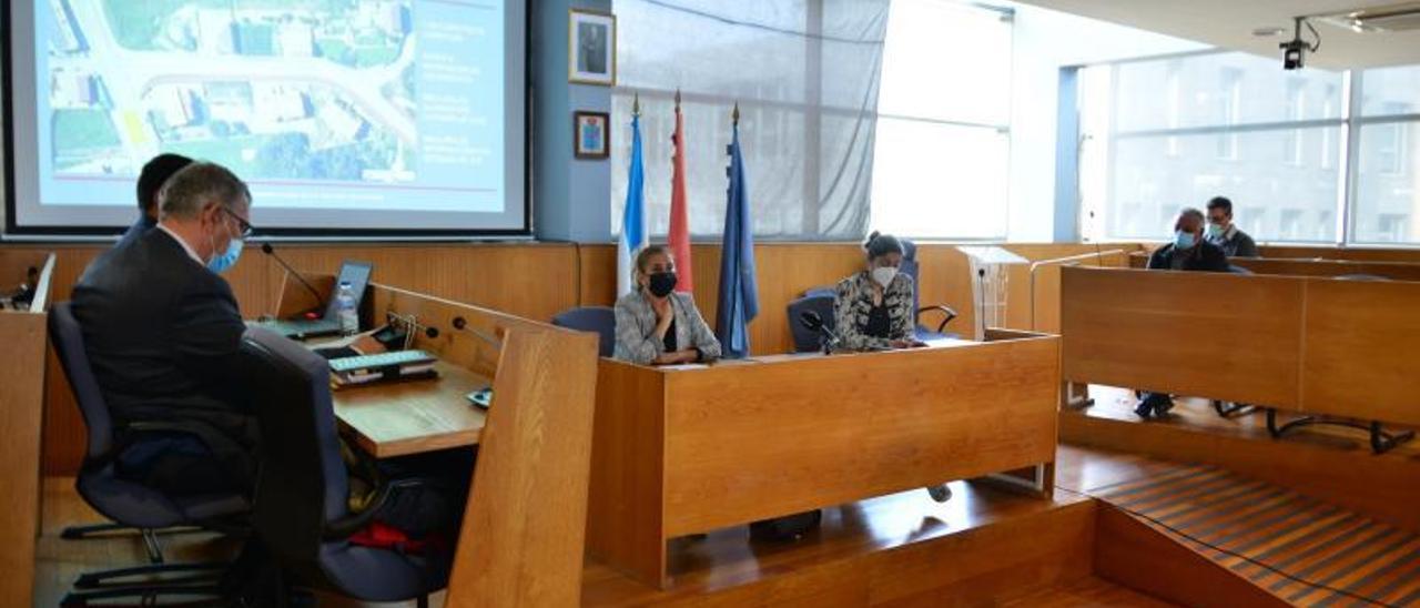 La presentación del proyecto en el Concello, con la presidenta de la Diputación, Carmela Silva, y la alcaldesa, Victoria Portas.   | G.N.