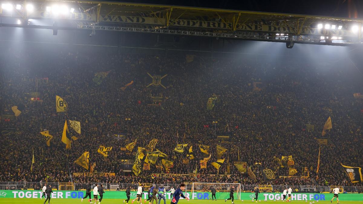 El muro amarillo del Borussia Dortmund antes del partido ante el FC Barcelona