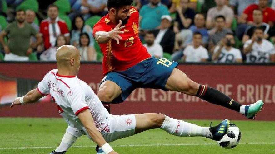 Diego Costa pierde el balón ante la acertada entrada de un defensa tunecino.