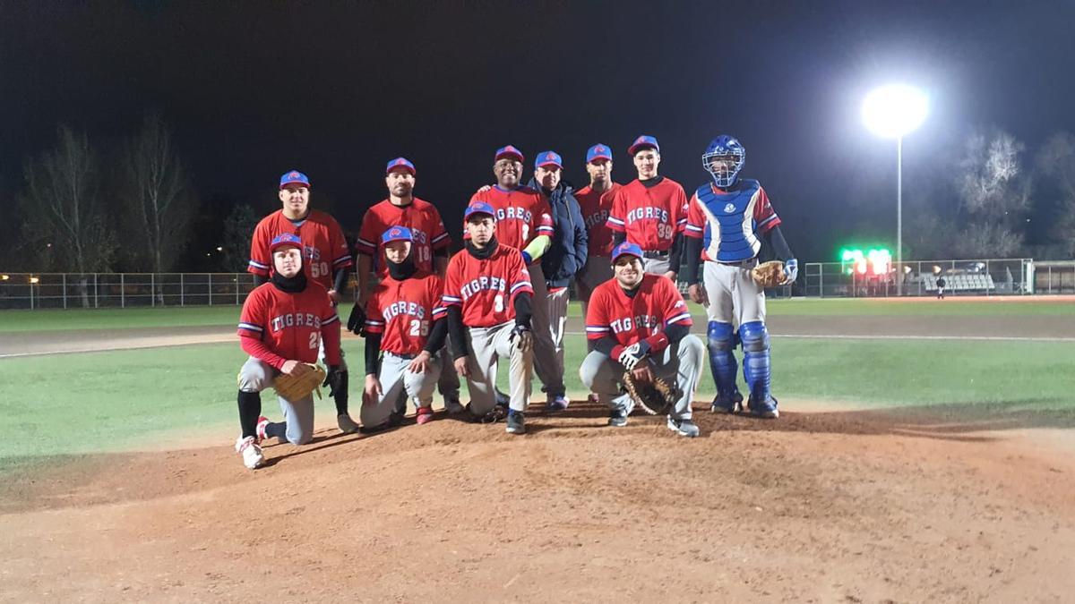 El equipo Tigres de Gandia en el campo del Piratas de Valencia