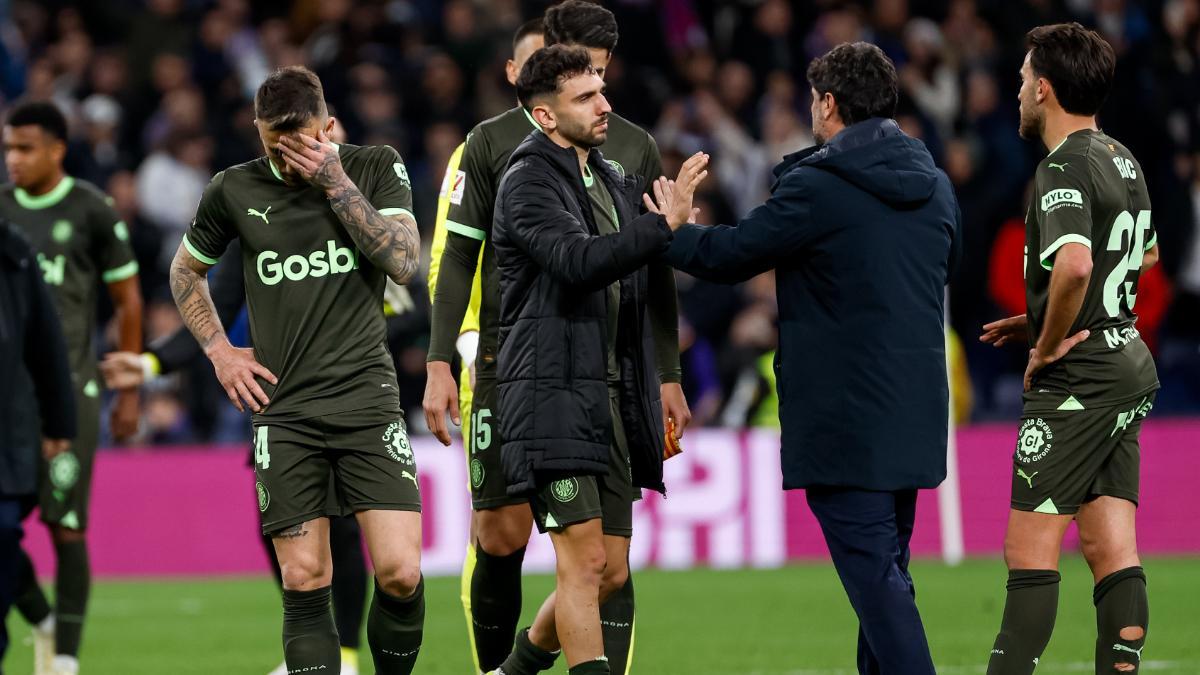 Los jugadores del Girona hundidos tras las derrota en el Bernabéu