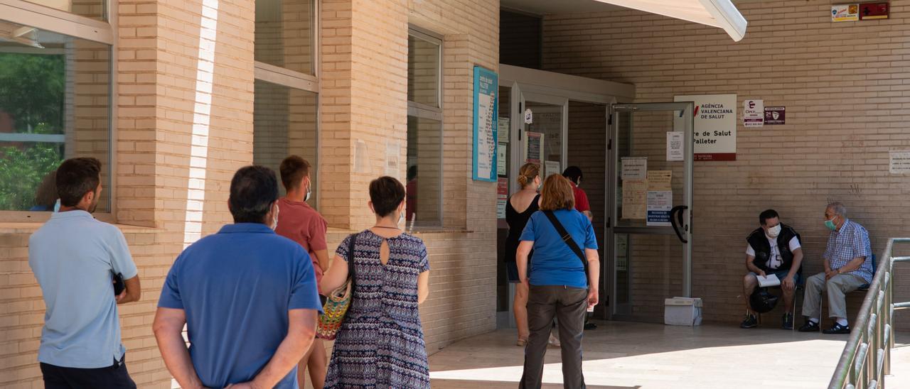 Un grupo de usuarios aguarda su turno a las puertas del centro de salud Palleter de la capital de la Plana.
