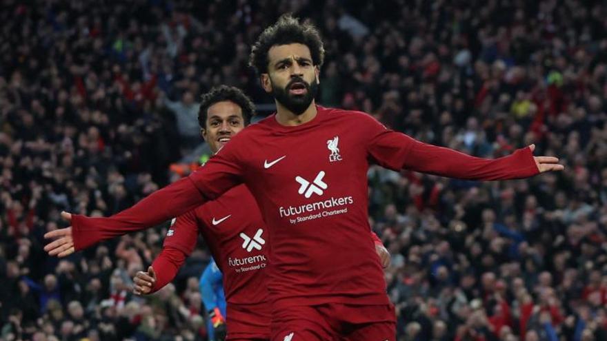 Mohamed Salah celebra su gol a Ederson que dio ayer al Liverpool la victoria antes el City. |  // REUTERS