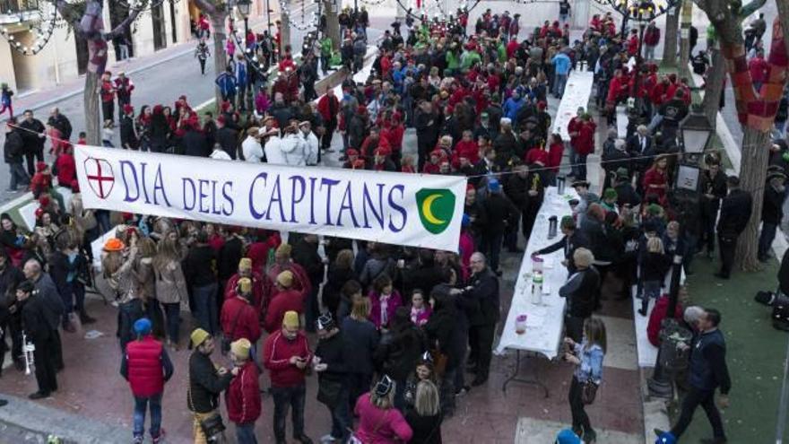 Varios de los actos celebrados ayer en Peter y en el que los capitanes de las comparsas moras y cristianas fueron los protagonistas.