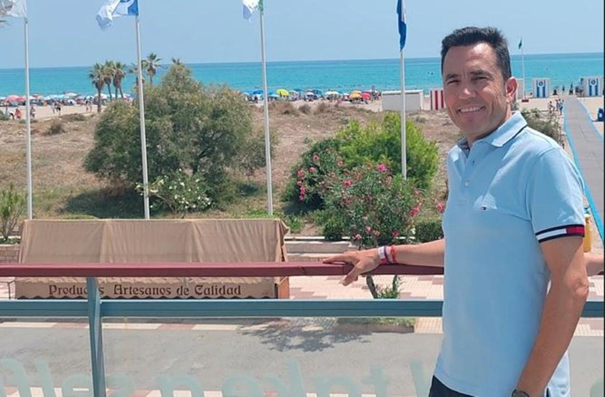 El alcalde junto a la playa