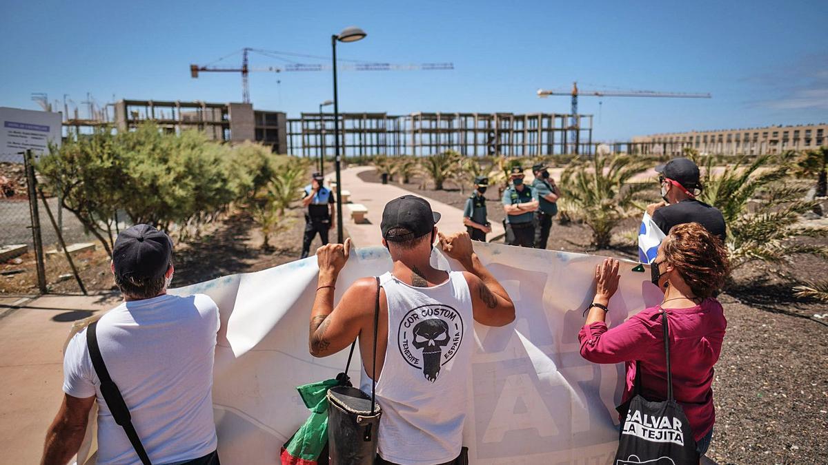 Salvar La Tejita reclama al gobierno local  que paralice ya la obra del hotel La Tejita.