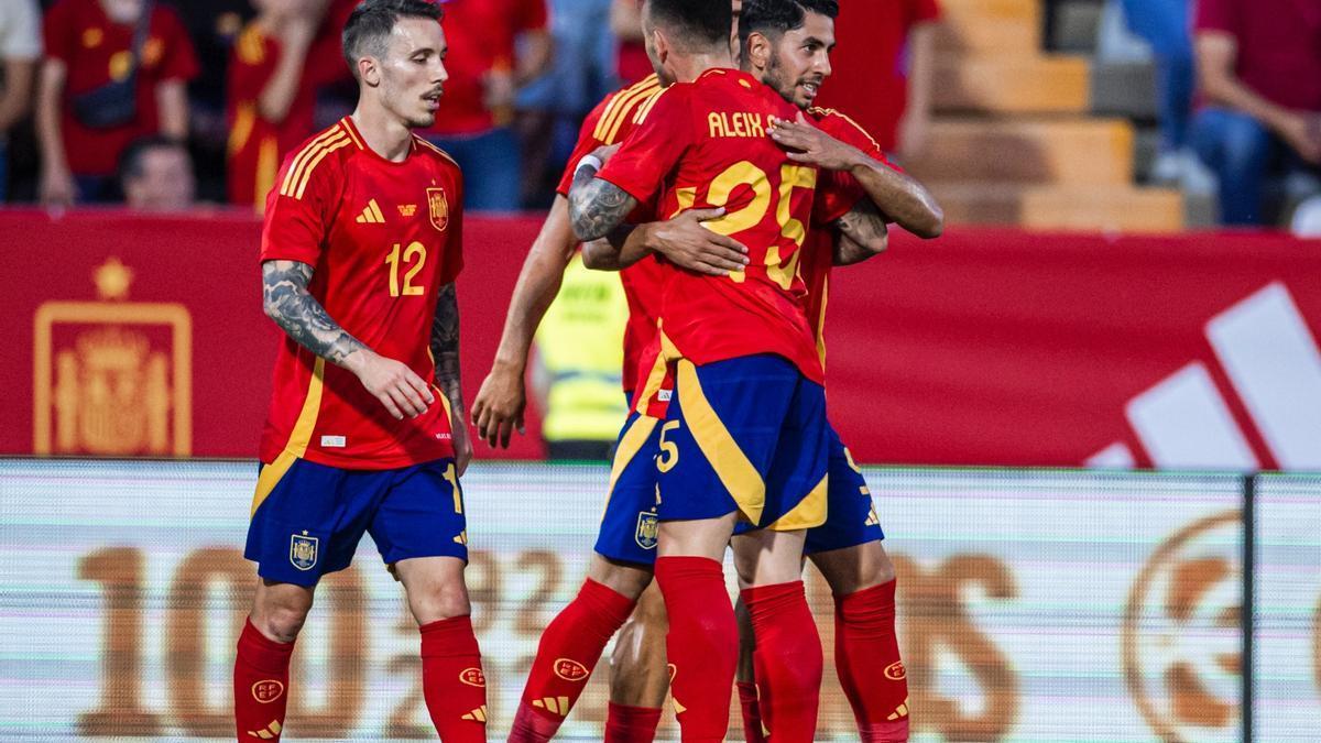 Ayoze se abraza a Aleix García para celebrar su tanto en Badajoz contra Andorra.