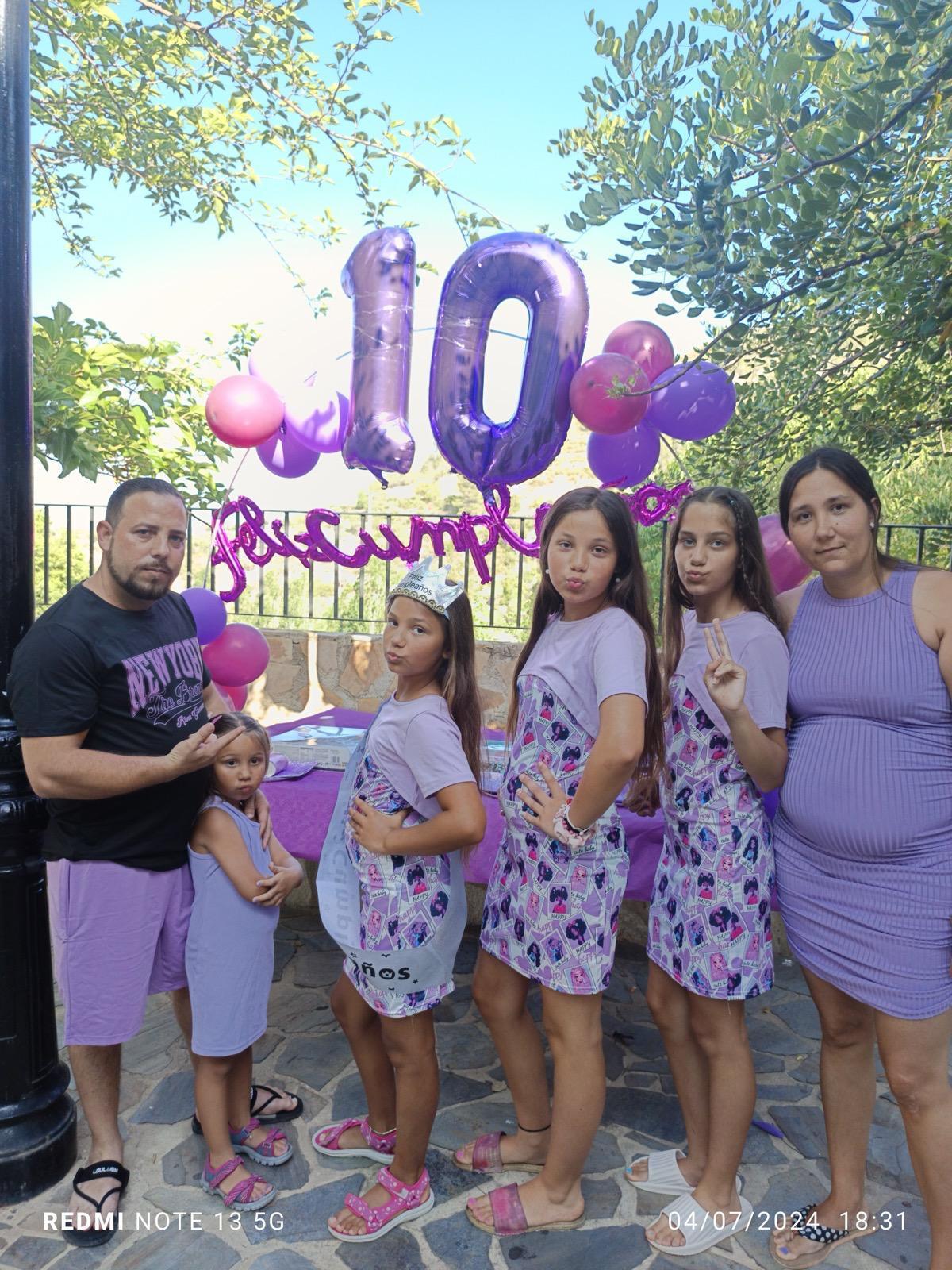 Josefa y su familia celebrando el aniversario de una de sus hijas en Millares.