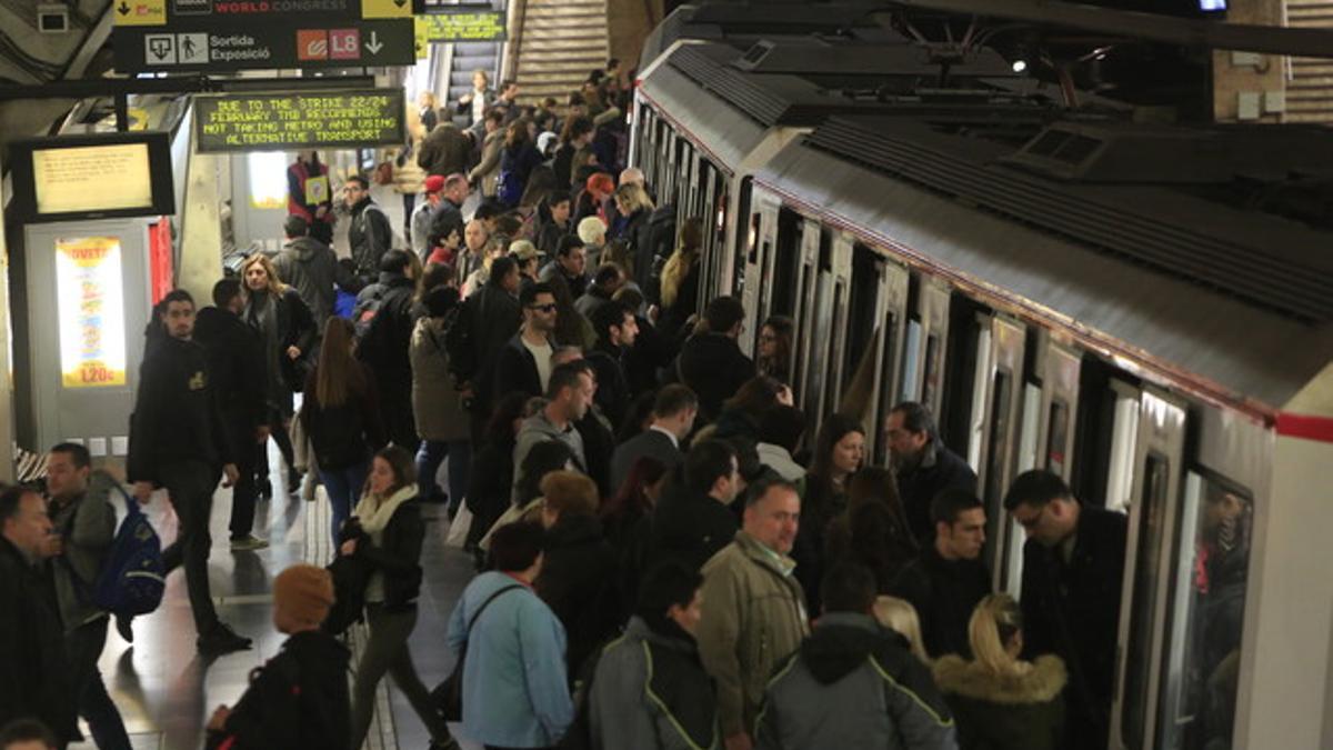 Estación de metro de la L1 en plaza de Espanya