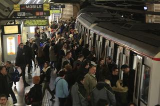 El Mobile y Colau lidian con la huelga del metro pese a los colapsos