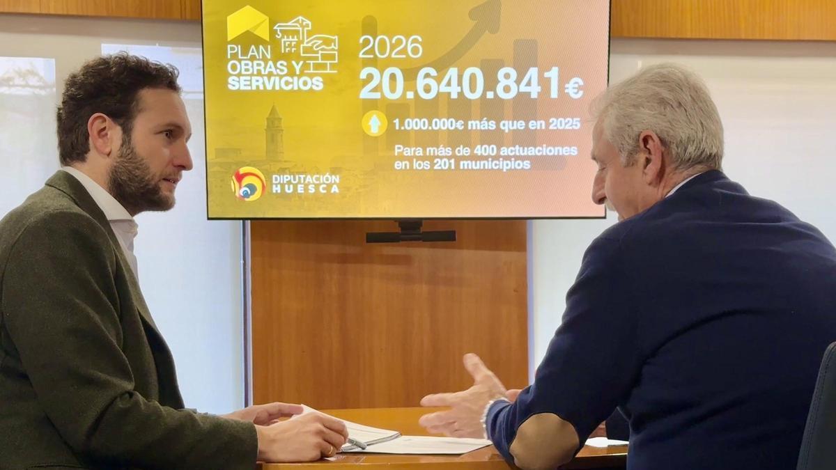 El presidente de la Diputación Provincial de Huesca (DPH), Isaac Claver, y el diputado delegado de Obras y Servicios, Alvaro Bescós.