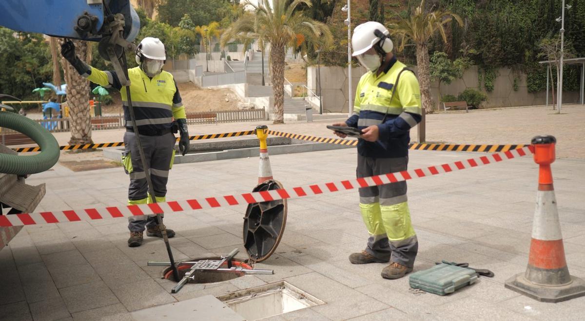 Operarios de Hidralia supervisan una red de abastaecimiento de agua en Marbella.