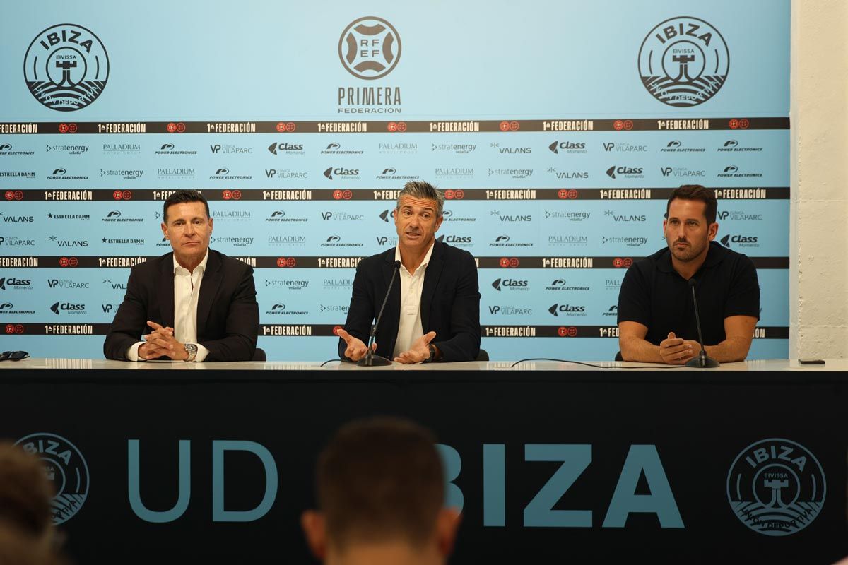 Las imágenes de la presentación del nuevo entrenador de la UD Ibiza