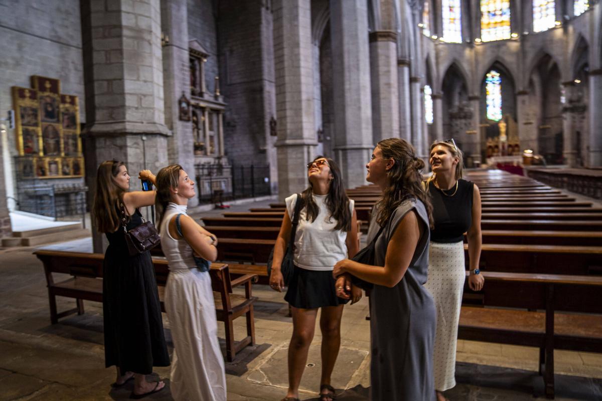 MANRESA . VISTANTS TURISTES A LA BASILICA SANTA MARIA DE LA SEU . TURISME