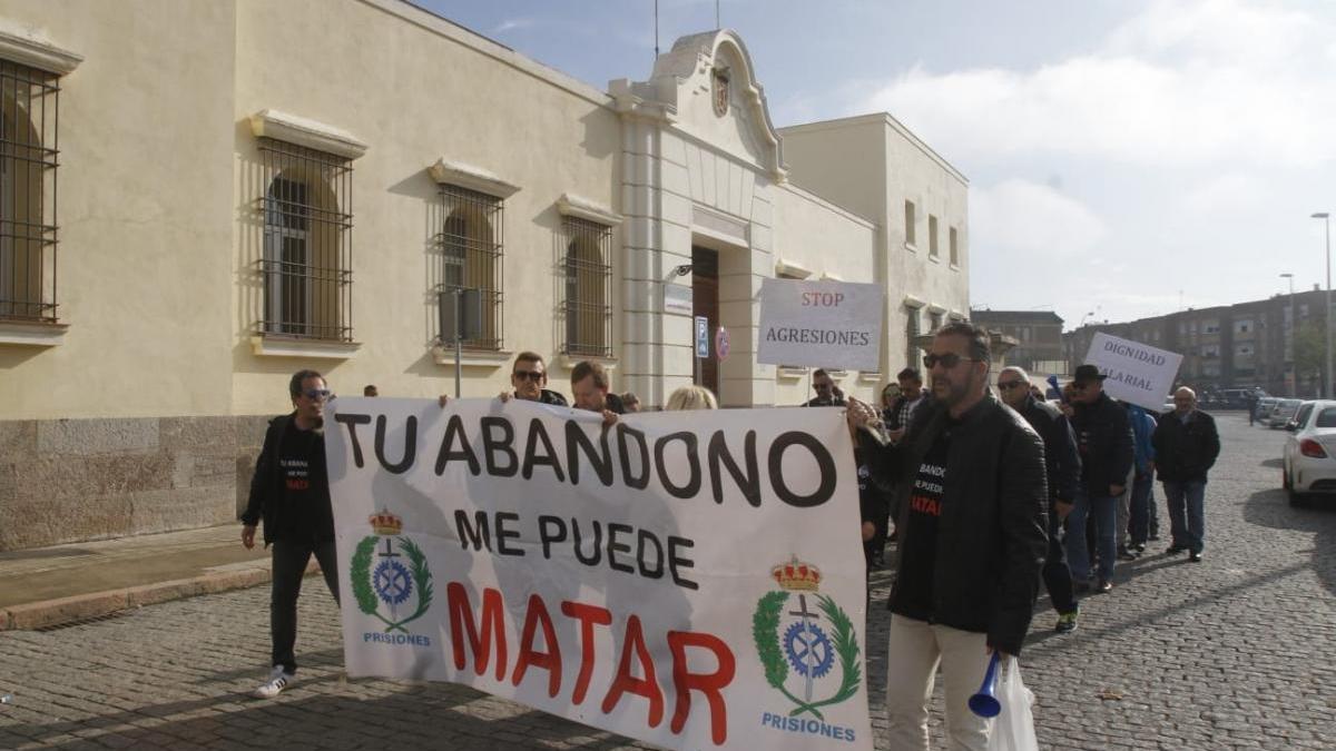 Funcionarios de prisiones se manifiestan reclamando mejoras profesionales