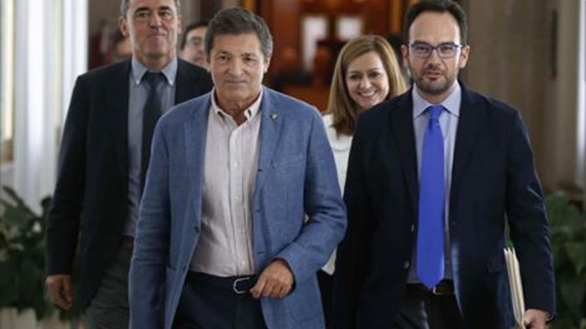 El presidente de la gestora del PSOE, Javier Fernández (izq.) y el portavoz en el Congreso, Antonio Hernando.