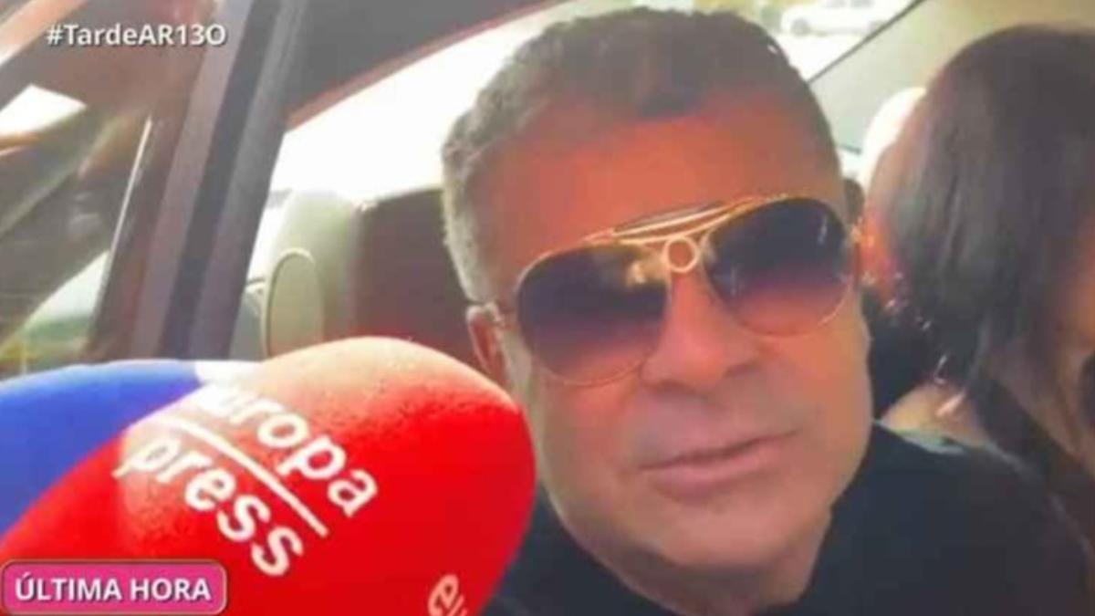 Jorge Javier Vázquez haciendo declaraciones a los medios en la boda de Isa Pantoja