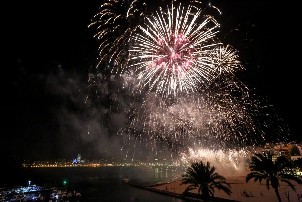 El desfile y el castillo de fuegos ponen fin a las fiestas patronales.