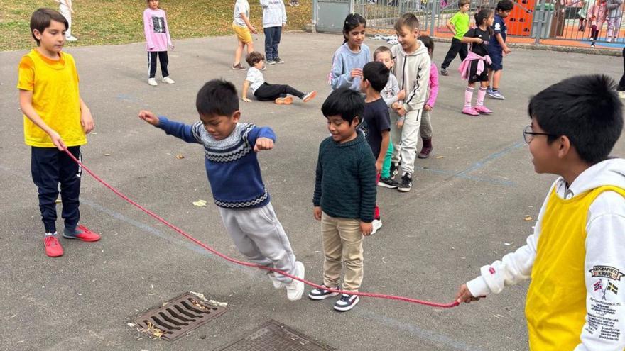 Juegos que unen durante los recreos en el CP Los Campos de Gijón