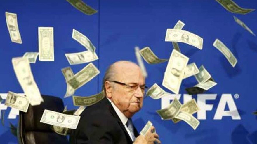 Lluvia de billetes para Blatter