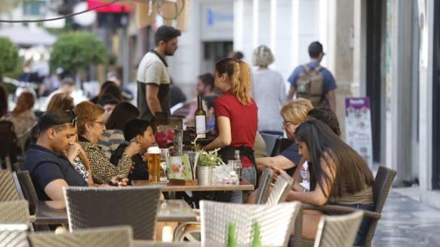 Las terrazas siguen siendo un punto de debate entre vecinos, equipo de gobierno municipal y propietarios de los locales.