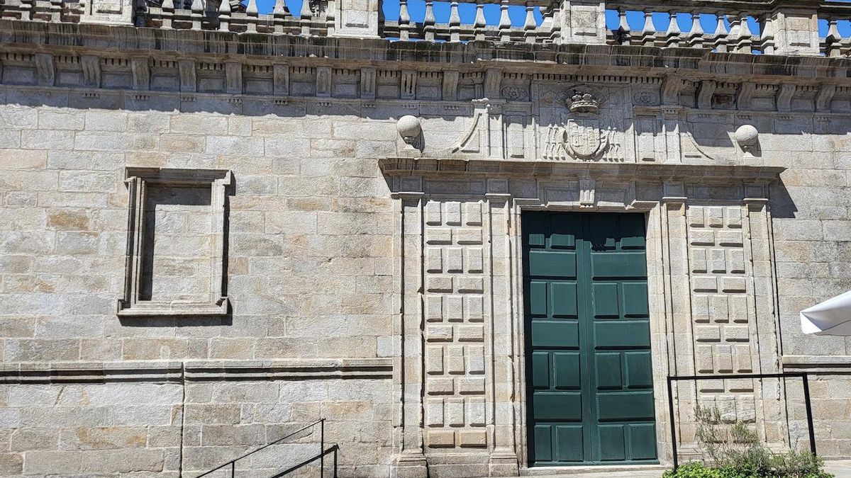 La Puerta de Abades, ubicada en la zona superior de la Praza da Quintana.