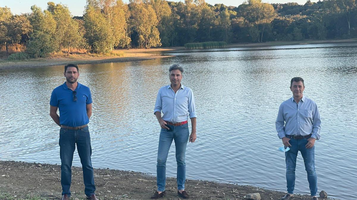 Andrés Lorite, en el centro, entre el alcalde y el concejal de Obejo.