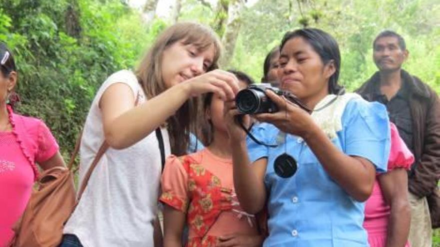 La narradora Mayte Castillo, en una de las comunidades que visitó en Guatemala.