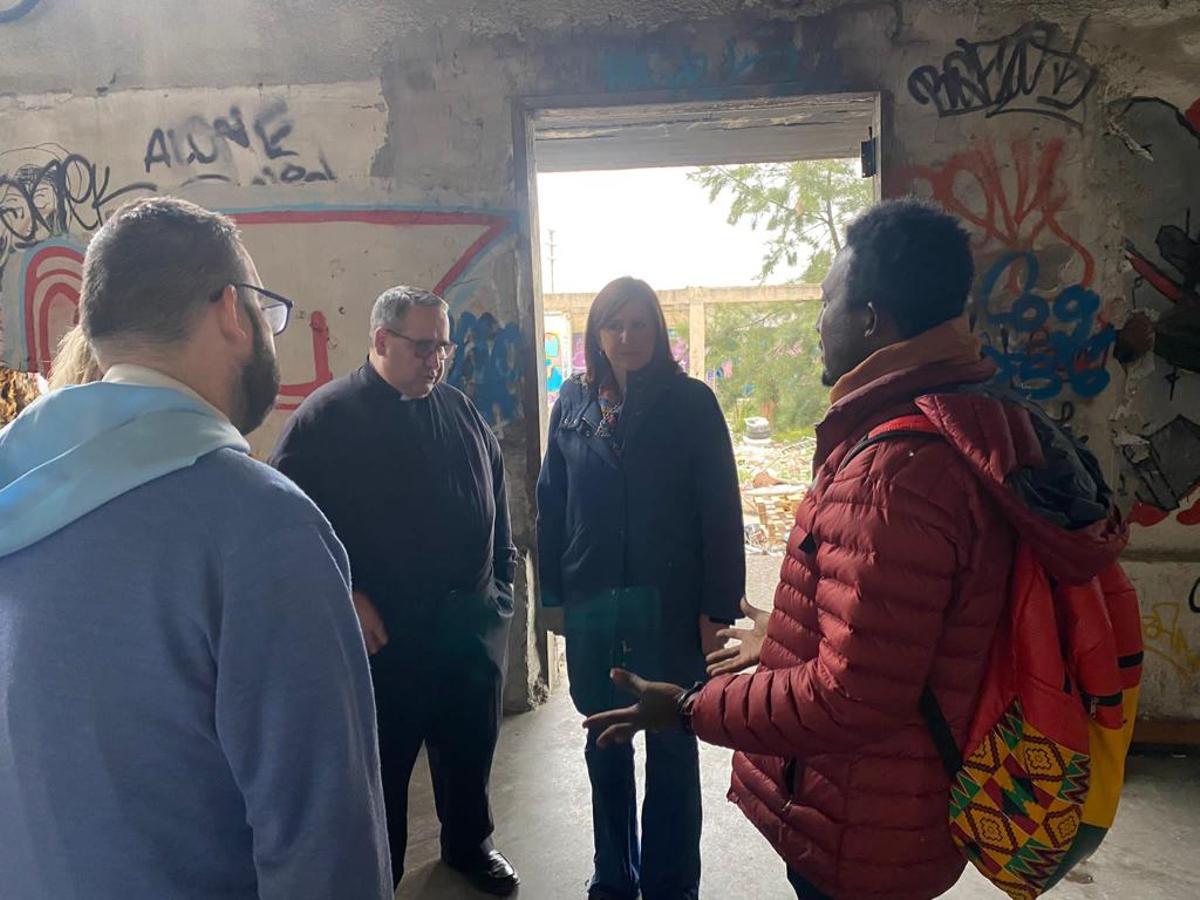 Catalá dialoga con uno de los portavoces de la ONG ghanesa.