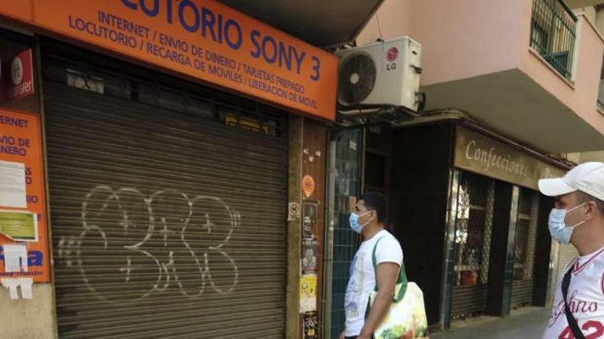 Vecinos de Son Gotleu observan el locutorio cerrado.