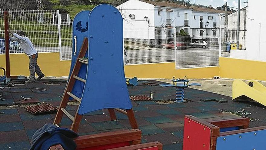 El Ayuntamiento de Logrosán acomete mejoras en el parque infantil