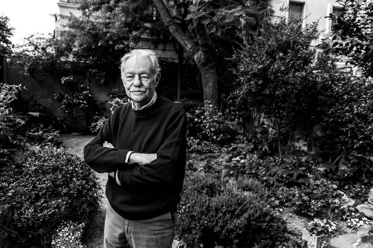 El escritor Eduardo Mendoza, fotografiado en el jardín de su casa, en Barcelona