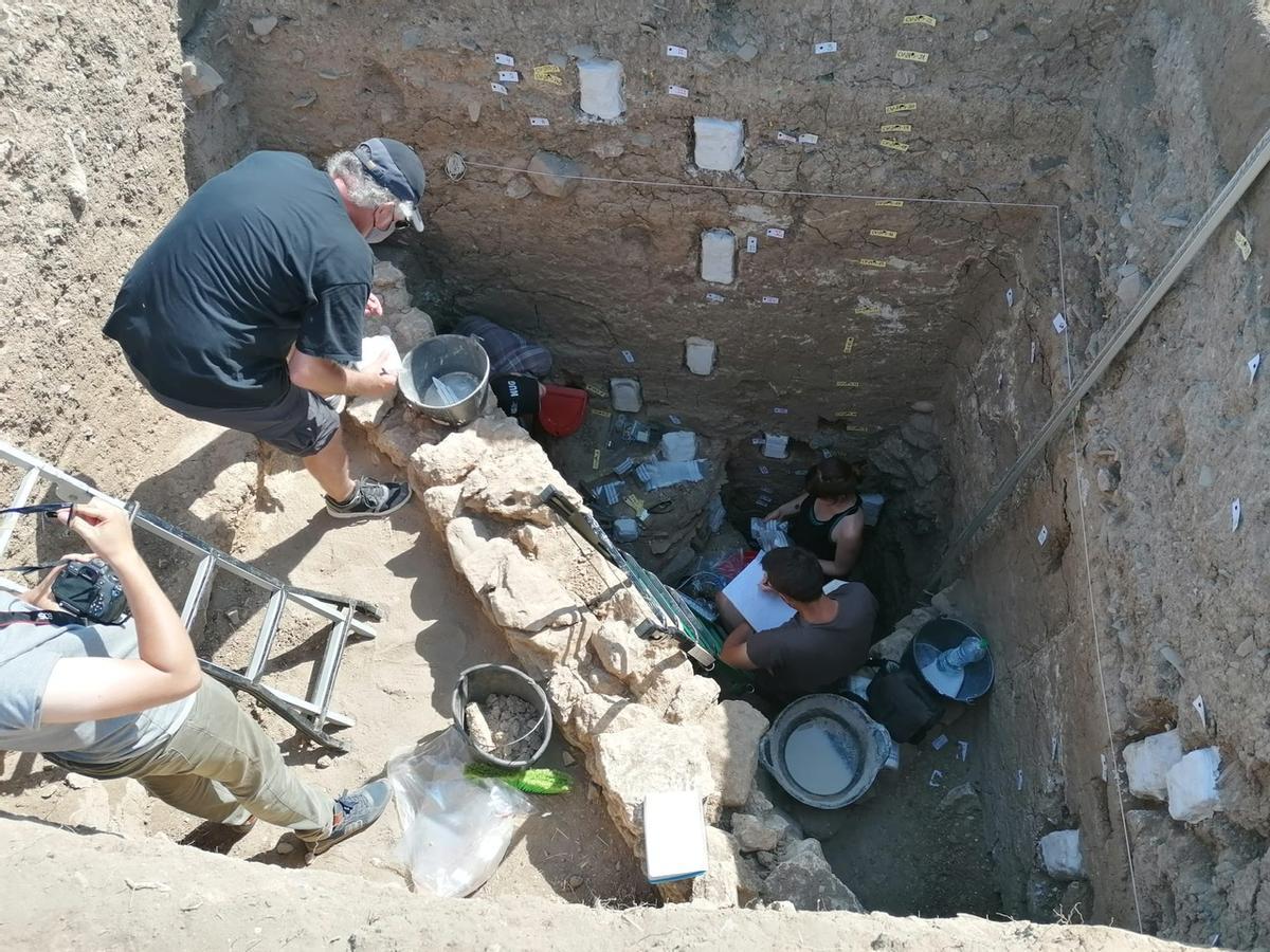 Los arqueólogos realizan trabajos en una zona de Cerro del Villar.