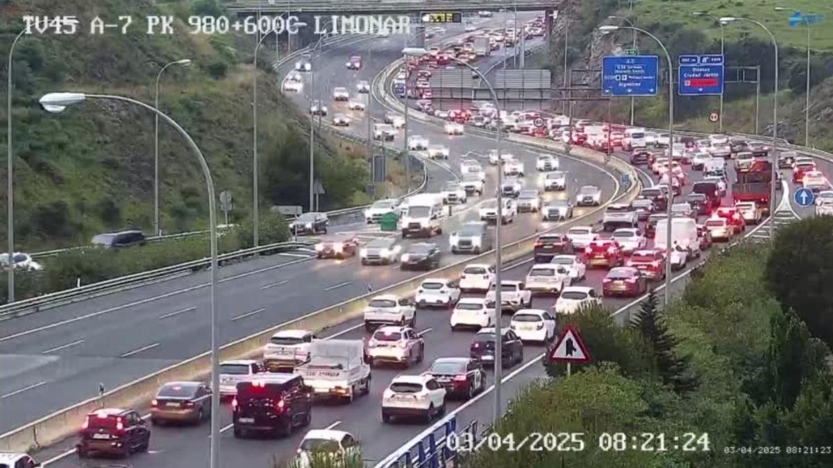 Las retenciones este jueves en la Ronda Este ya superan los 8 kilómetros en sentido Cádiz.