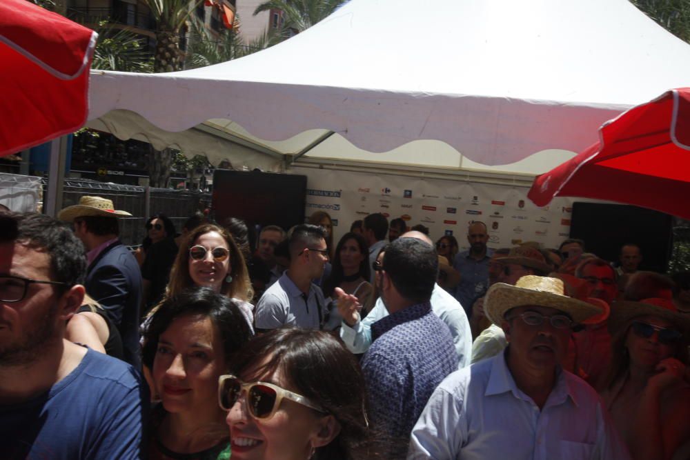 Políticos de diverso color visitan el tradicional racó junto a la plaza de los Luceros