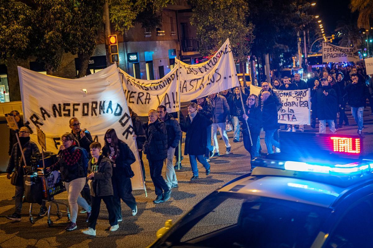 Manifestación de vecinos de la Prosperitat que piden una solución para los cortes de luz que sufren y el traslado de un transformador que se incendió en septiembre. Manifestación de vecinos de la Prosperitat que piden una solución para los cortes de luz que sufren y el traslado de un transformador que se incendió en septiembre.