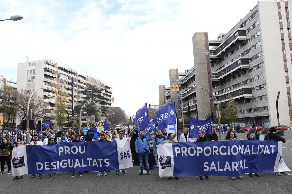 Técnicos sanitarios se manifiestan en Barcelona por mejoras salariales