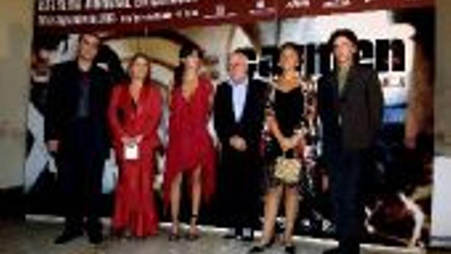 El vestido rojo de Paz Vega logró dar glamour a la gala del estreno