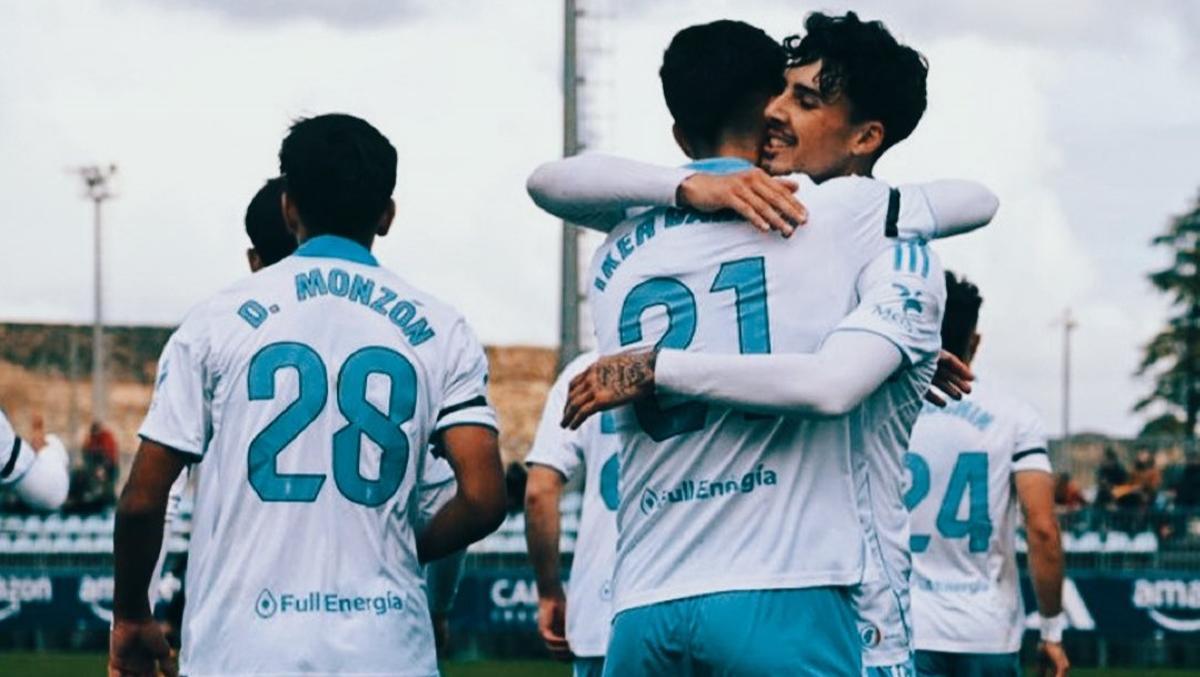 Los jugadores del Aragón celebran uno de los goles al Real Unión.