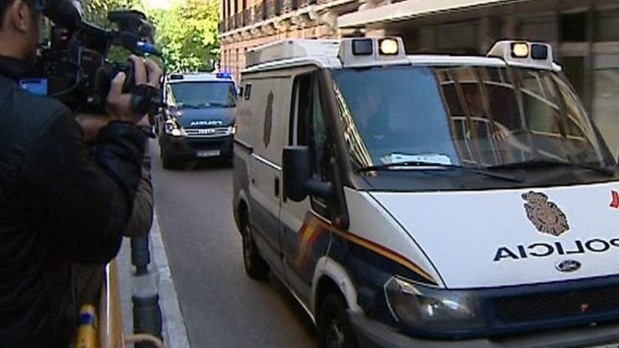 Llegada de los furgones de la Policía a la Audiencia Nacional, donde declaró la jefa de sección de Extranjería.