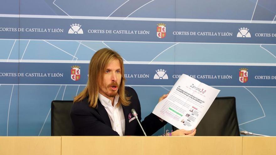 Pablo Fernández, durante una rueda de prensa en las Cortes.