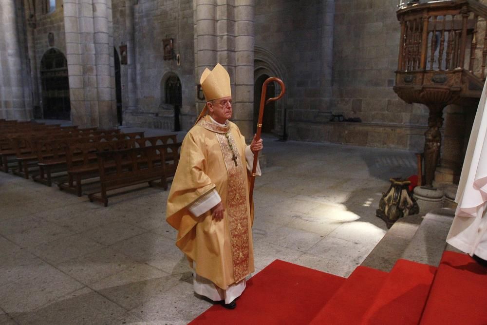 El obispo, Leonardo Lemos, ayer celebrando la ceremonia en la Catedral de Ourense sin gente. // Iñaki Osorio