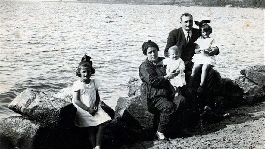 Ernestina Otero, con su marido y sus hijas.