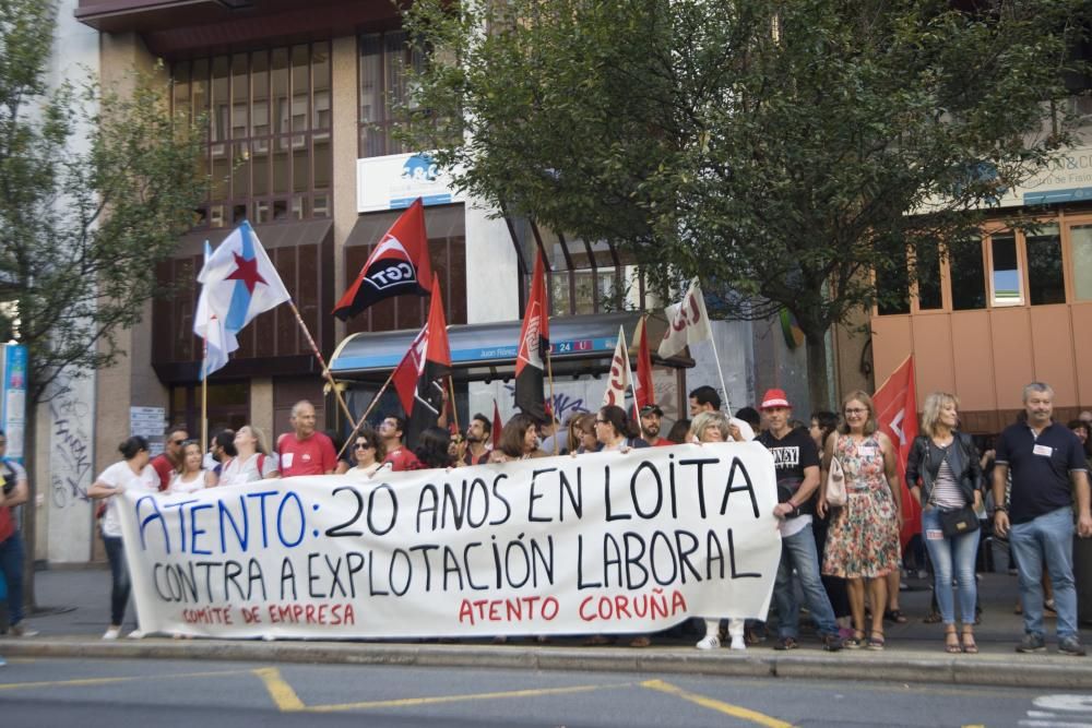 Unas 300 personas se manifiestan en apoyo a los trabajadores del centro coruñés, que realizarán una huelga de 24 horas el lunes