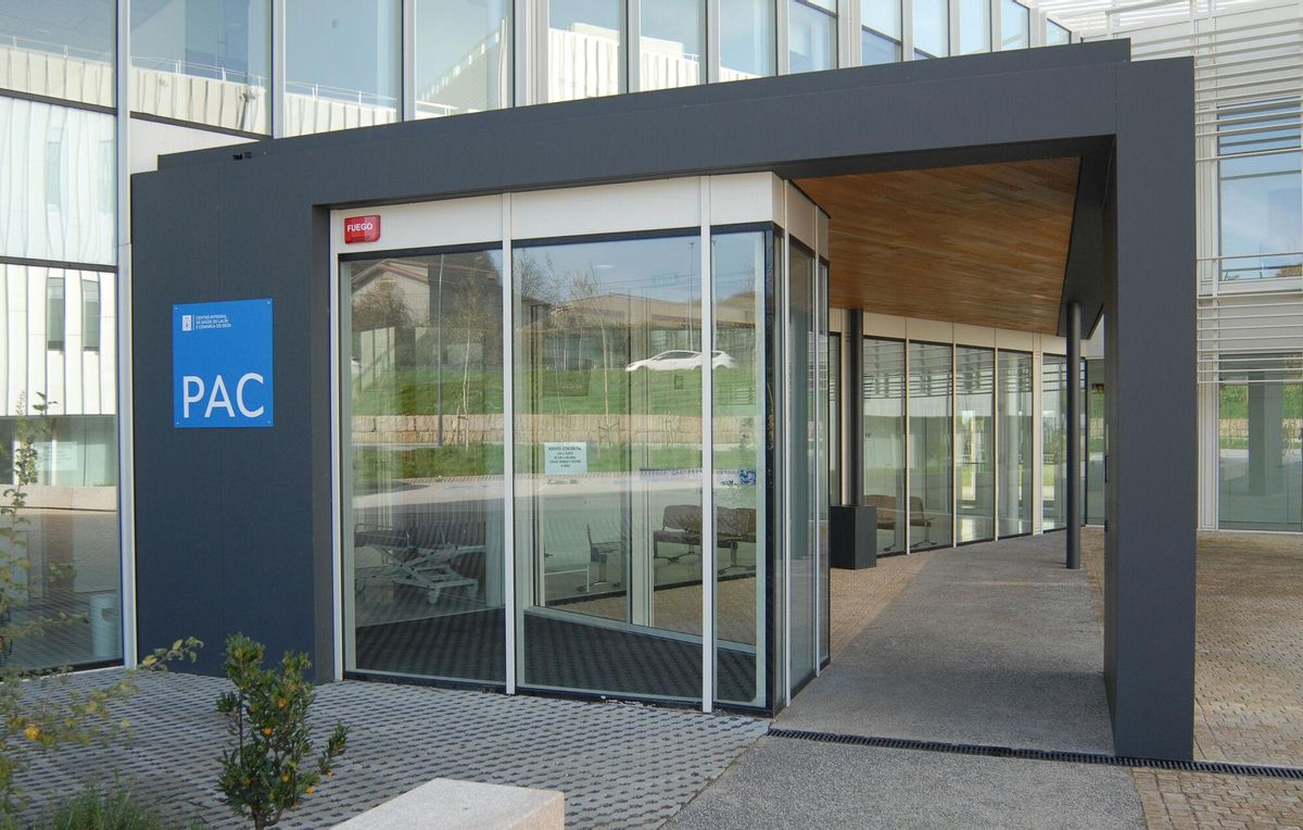 LALIN. QUEJAS VECINOS USUARIOS FALTA SEÑALIZACION PUERTA ENTRADA AL PAC DEL CIS CENTRO INTEGRAL SALUD