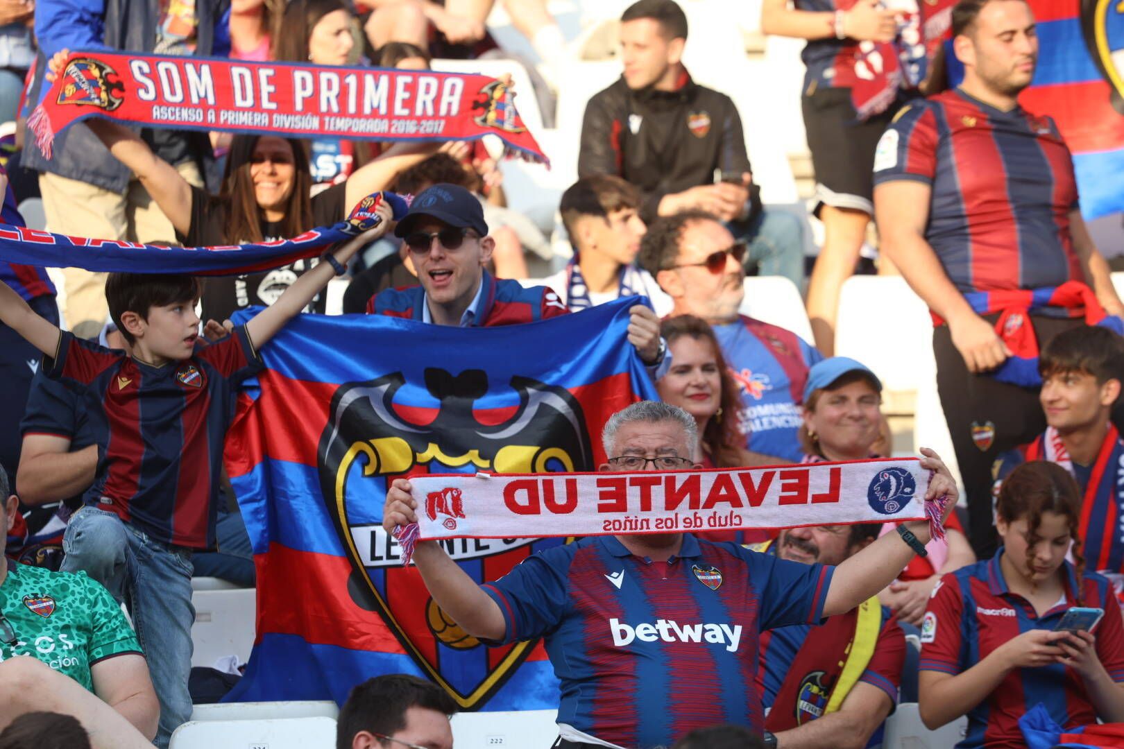 La afición del Levante, junto a su equipo en Albacete