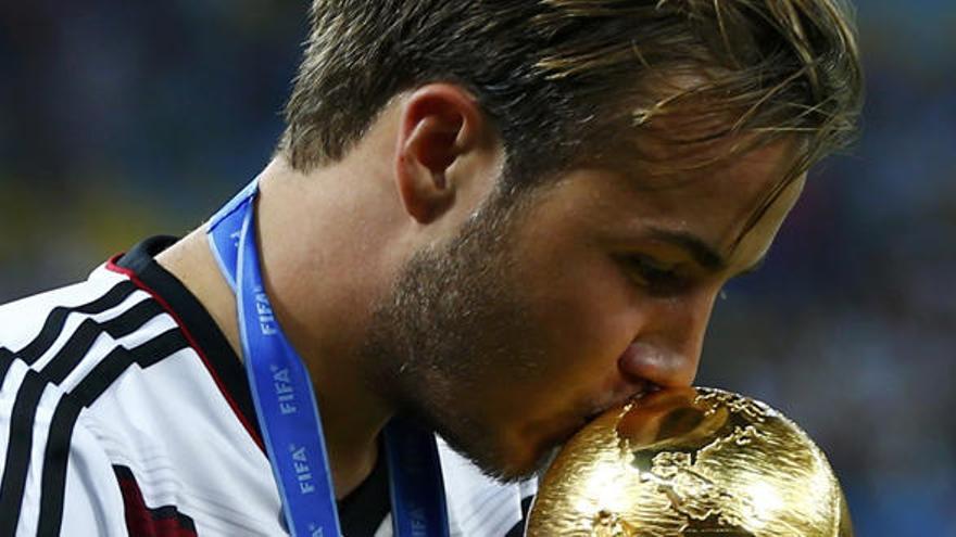 Mario Goetze besa la Copa del Mundo