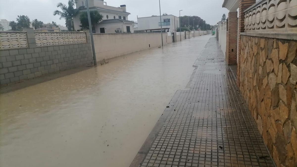 Una calle inundada en la playa de Gandia durante las fuertes lluvias del pasado octubre.